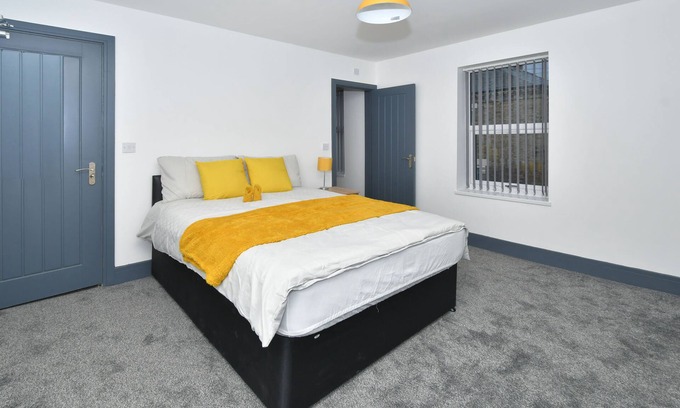 Hanley House | Townhouse @ 24 Brunswick Place - 6 Bedroom House