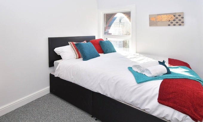 Crewe House | Townhouse @ 272 Walthall Street Crewe - SUPERIOR SINGLE WITH TV