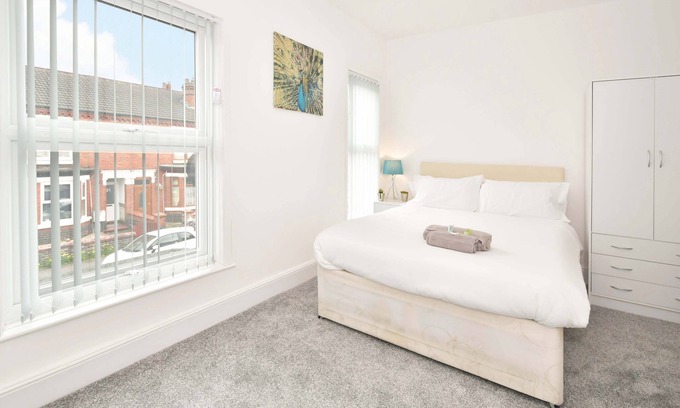 Crewe House | Townhouse @ 86 Brooklyn Street Crewe - SUPERIOR DOUBLE ENSUITE WITH TV
