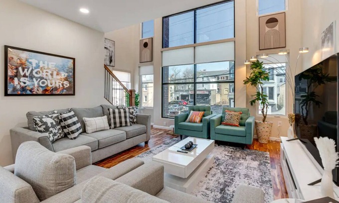 Newark House | Townhouse - Urban Living with Rooftop Deck!