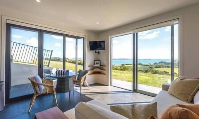 Surfdale Apartment | Tradewinds Apartment by Waiheke Pure.