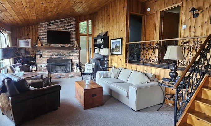 Rosseau Cottage | Traditional and Quaint Lake Front Cottage on Lake Rosseau.