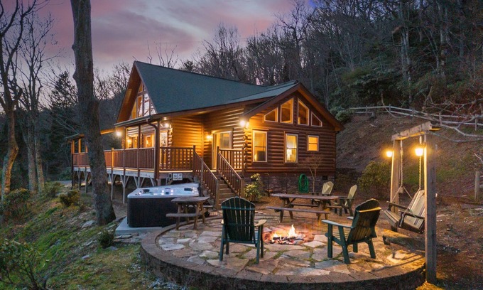 Linville Cabin | Traditional Cabin with Great Views