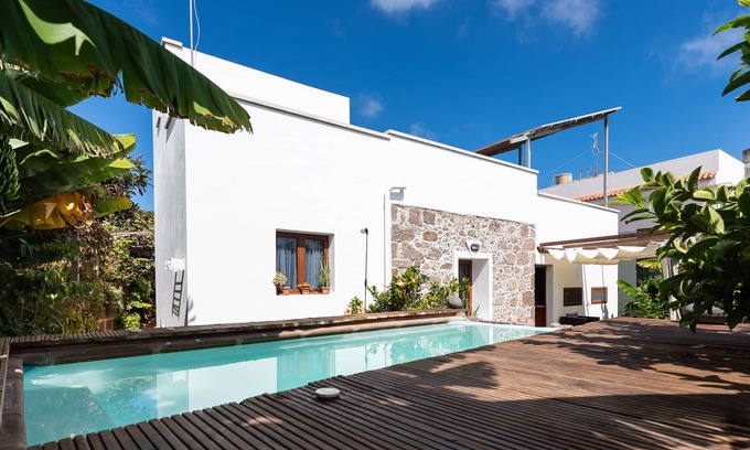 Santa Maria de Guia de Gran Canaria Villa | Traditional Canarian villa with private pool and tropical garden