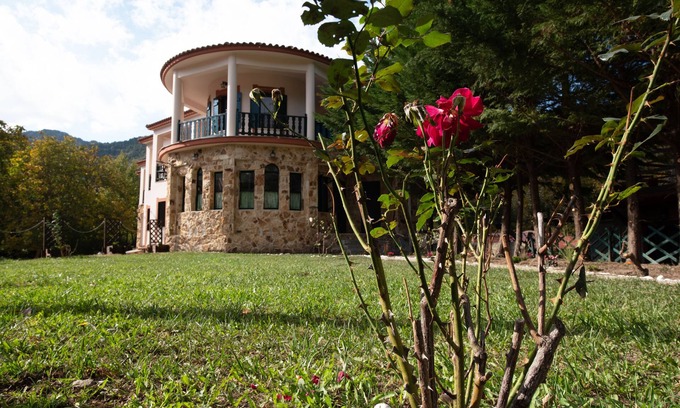 Zarouhla Hotel | Traditional hotel Stis Elenas