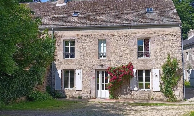 Eculleville Cottage | Traditional House in La Hague with Wi-Fi and Authentic Charm