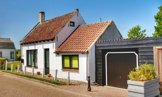 Schoondijke House | Tragel 37 is located on the edge of the village of Schoondijke, about 5km from Breskens and the beach. The cottage is located at a short distance from the cycle network,