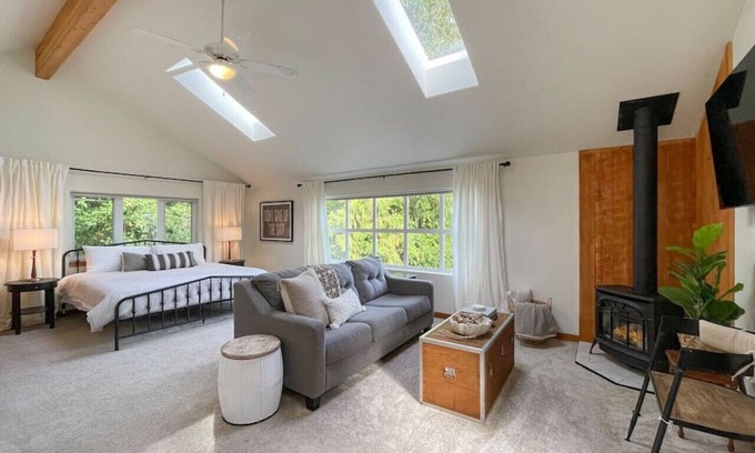 Sequim Cottage | Trail Studio · Sequim Bay, Discovery Trail, Bikes, National Park