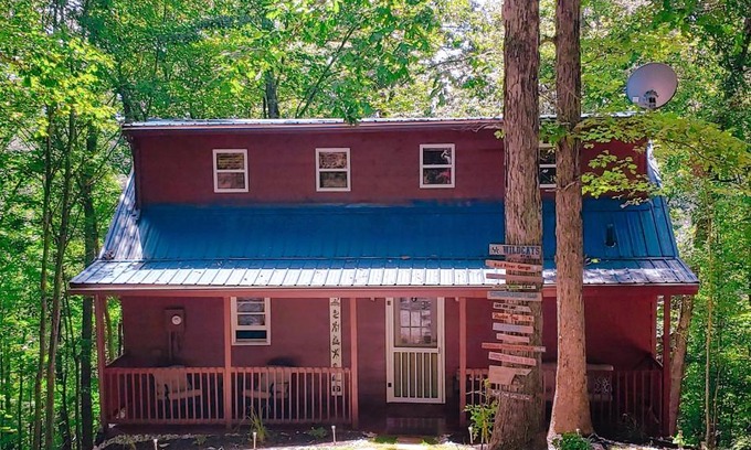 Stanton House | Trailseeker Cabin w King Bed Hot Tub at Red River Gorge Natural Bridge