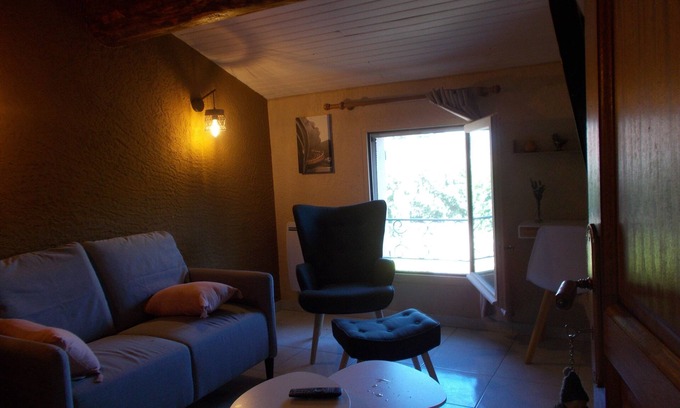 Jonquerettes Bed & Breakfast | Tramontane, bedroom and TV room, near Avignon.