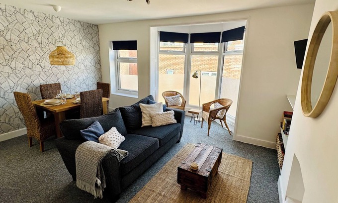 Weymouth Apartment | Tranquil 2 bedroom maisonette, moments from the beach in charming Weymouth