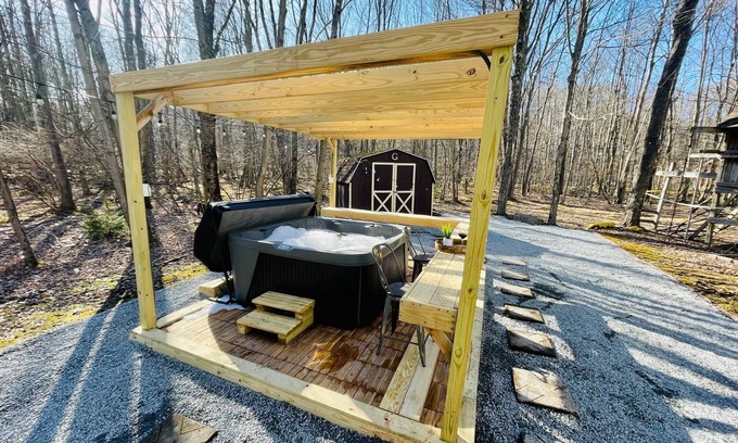 Pocono Lake Cottage | Tranquil 3-bedroom cottage across from the lake