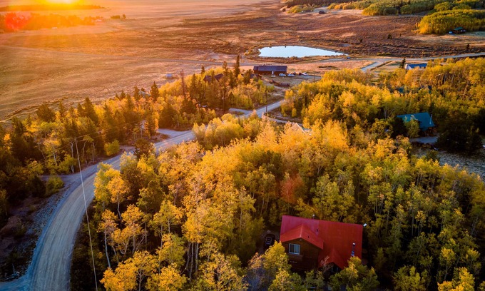 Warm Springs Cabin | Tranquil 5 Star Rated Log Cabin-King Beds-Peaceful-Walk to Fishing Ponds