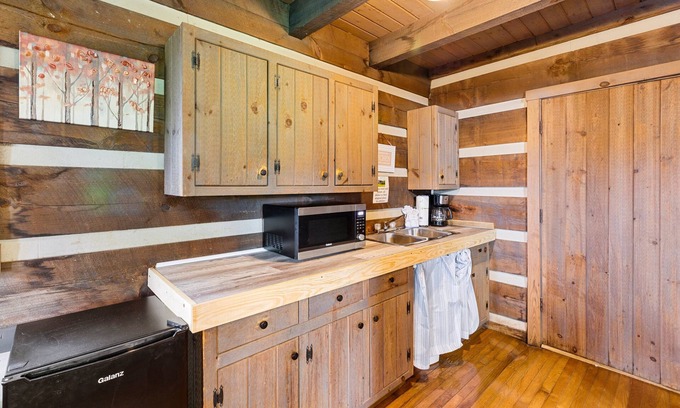 Fancy Gap Cabin | Tranquil Cabin with Jacuzzi, Porch Swing, and Mountain Views! Cabin 3