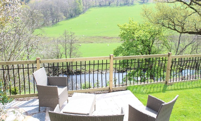 Glyn-Dyfrdwy Cottage | Tranquil cottage in quiet hamlet 3 miles from Llangollen & 2 mins from local pub