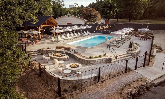 Branson Hotel | Tranquil Creekside Views and Nostalgic Vibes in a Cozy Getaway l 4 Family Rooms