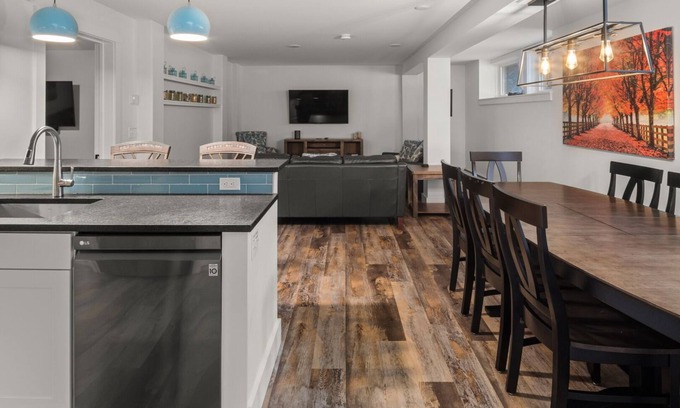 Warren Condo | Tranquil Farmhouse Condo w/Hot Tub + Dog-Friendly