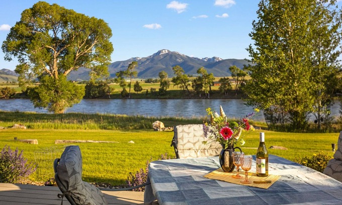 Emigrant House | Tranquil Home Along the Yellowstone River