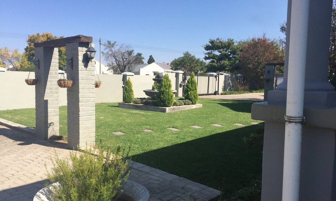 Komani Bed & Breakfast | Tranquil House B&B @ 10 Berry St