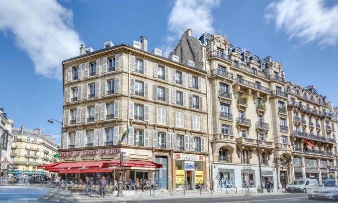 Saint-Gervais Apartment | TRANQUIL LIVING ON RUE RIVOLI: UNVEILING PARISIAN CHIC IN LE MARAIS