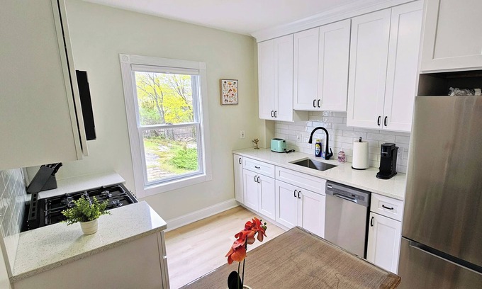 Greenwich Apartment | Tranquil modern upstairs apt. Walk to restaurants & beach!