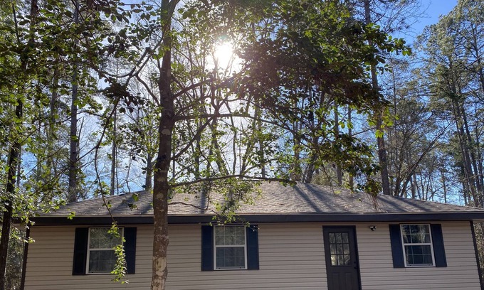 Brookeland Cottage | Tranquil Pine Retreat: Hammocks, Kayaks, Golf, WIFI, and minutes to ramps ⛳️ 🎣🥂