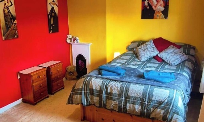 Townhill House | Tranquil Three-Bedroom House-large garden-wifi