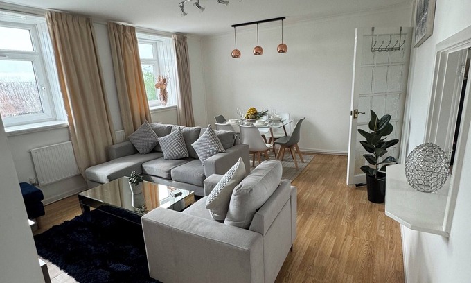 Fairwater Apartment | Tranquil Top-Floor Family Haven!