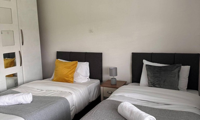 Walsall House | Tranquil Walsall Retreat - 4 Bedrooms