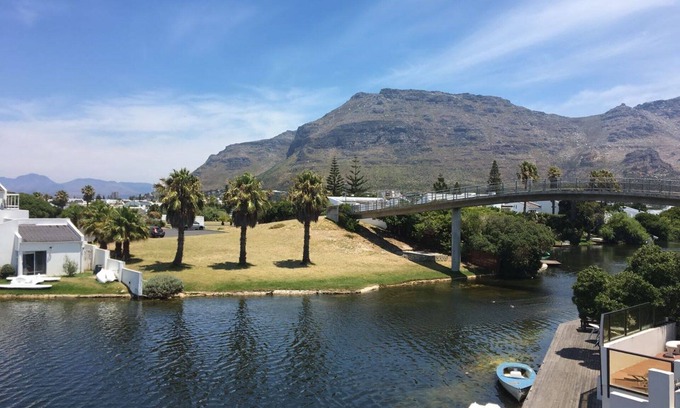 Marina da Gama House | Tranquil waters in Marina Da Gama