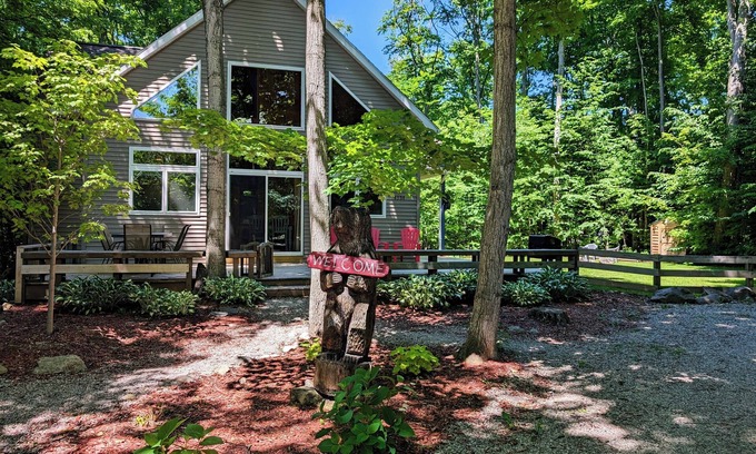 Cedar Ski Chalet | Tranquil Woodsy Getaway in Leelanau Peninsula - Golf, Wineries, Hiking, Beaches!