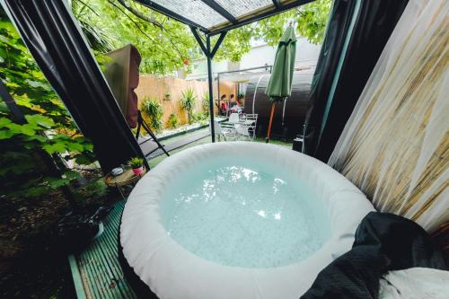 Coldharbour Apartment | TranquilHaus! 3BR Retreat with Spa Saunas, Hot Tub & Garden Cinema