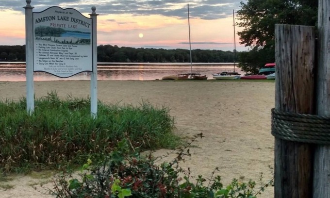 Lebanon House | Tranquility awaits on Amston Lake!