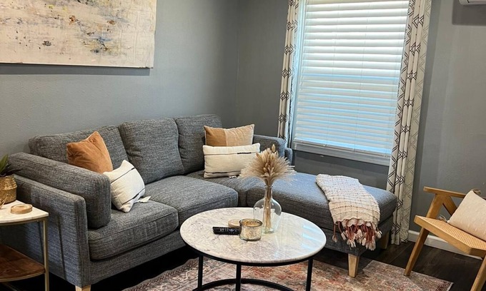 Willmore Apartment | Traveler’s Pick: Cozy, Near Beach & Dtwn + Prkg