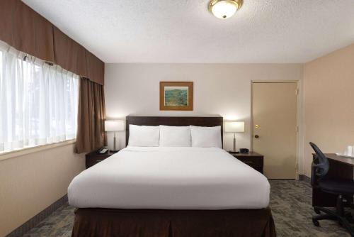 Thunder Bay Hotel | Travelodge by Wyndham Thunder Bay ON