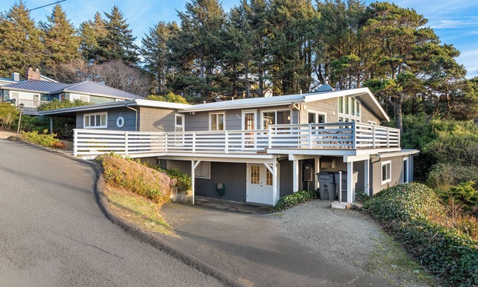 Neahkahnie Beach House | Treasure Rocks-Charming 6 bedroom/3 bath oceanview Beach Retreat in Manzanita