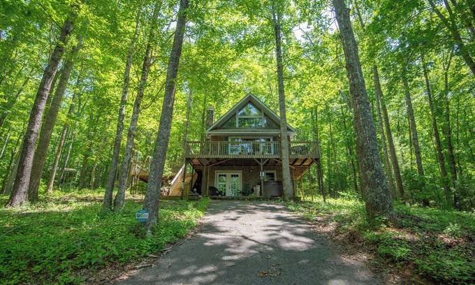 Shatley Springs Cottage | Tree House Chalet - Hot Tub - Firepit - Gas Fireplace - Close to Shatley Springs Restaurant