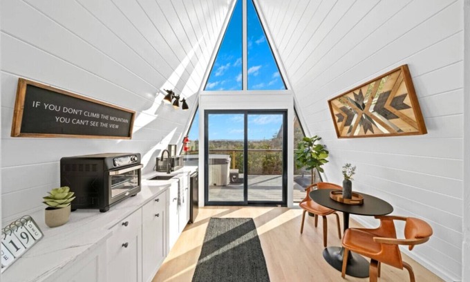 Fredericksburg Cabin | Tree House* Lux* Hot tub* Fredericksburg*Tesla EV