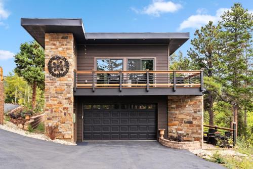 Black Hawk House | Treehouse 1BR with Hot Tub home