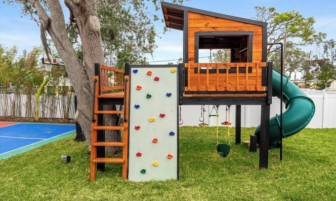 Bradenton House | Treehouse Fun Waterfront Heated Pool Hot Tub