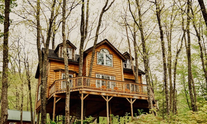 Stoneham House | Treehouse in Maine woods- The Grand Oak
