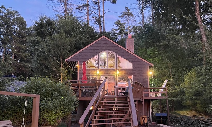 Tafton Cottage | Treehouse on Lake Wallenpaupack - Lakefront & Dock