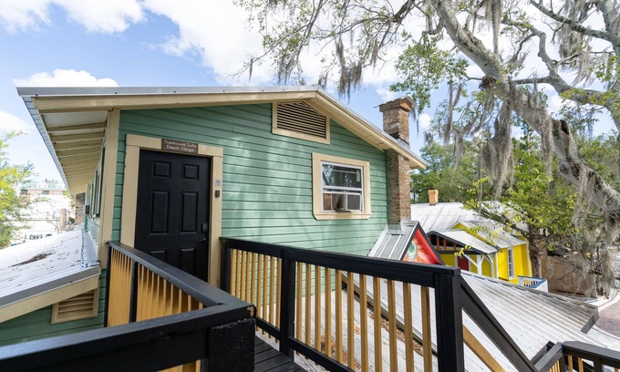 Gainesville Apartment | Treehouse Suite: Walk DNTN | Lux Apt | Pet Welcome