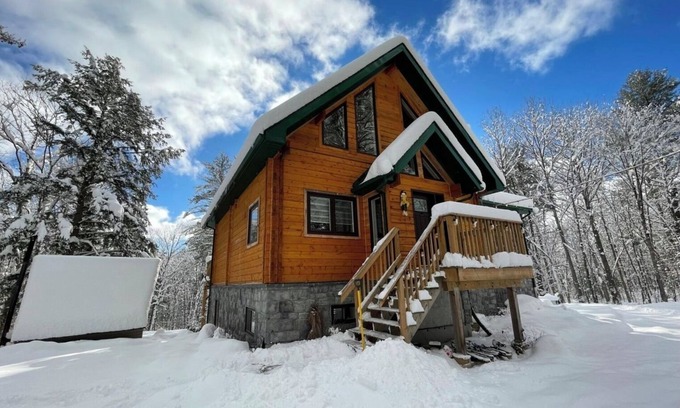 Rosseau Cottage | Treetop Log Cottage with Outdoor Sauna and Hot Tub