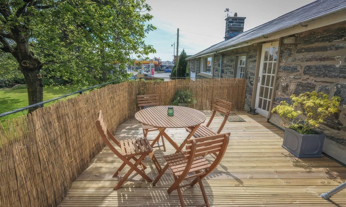 Borth-y-Gest Cottage | TREETOPS FLAT, pet friendly, with a garden in Porthmadog