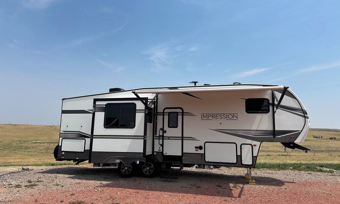 Gillette RV Rental | Tremendous camper with A/C and full hookups. Close to the Camplex.