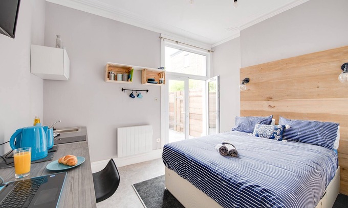 Portsmouth Apartment | Trendy, central one Bedroom Apartment with TV AND en-suite. 100% 5* Rating