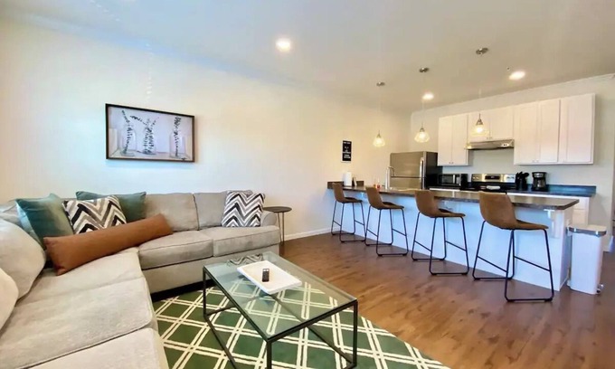 East York Apartment | Trendy East York Apartment Near Fairgrounds