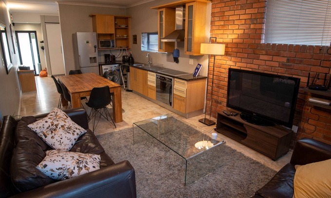Greater Johannesburg Metropolitan Area Apartment | Trendy Loft with Pool and Balcony in Popular Sandton