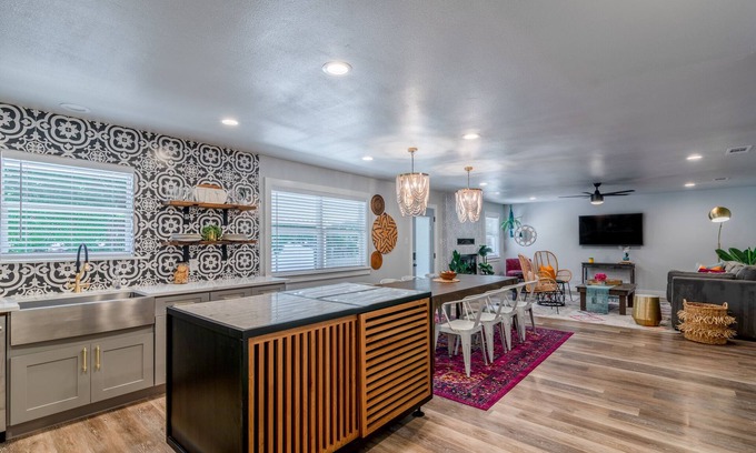 Sweetbriar House | Trendy SoCo Getaway l 14 Queen beds l Heated Pool & Spa